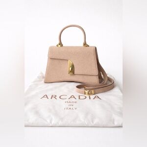 Arcadia Arco Top Handle Bag
Made in Italy-Pebbled Leather 
SKU6791-Taus-Cipria